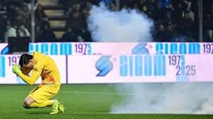 科比被撞但不要犯规，随后急停干拔，打进2加1#篮球