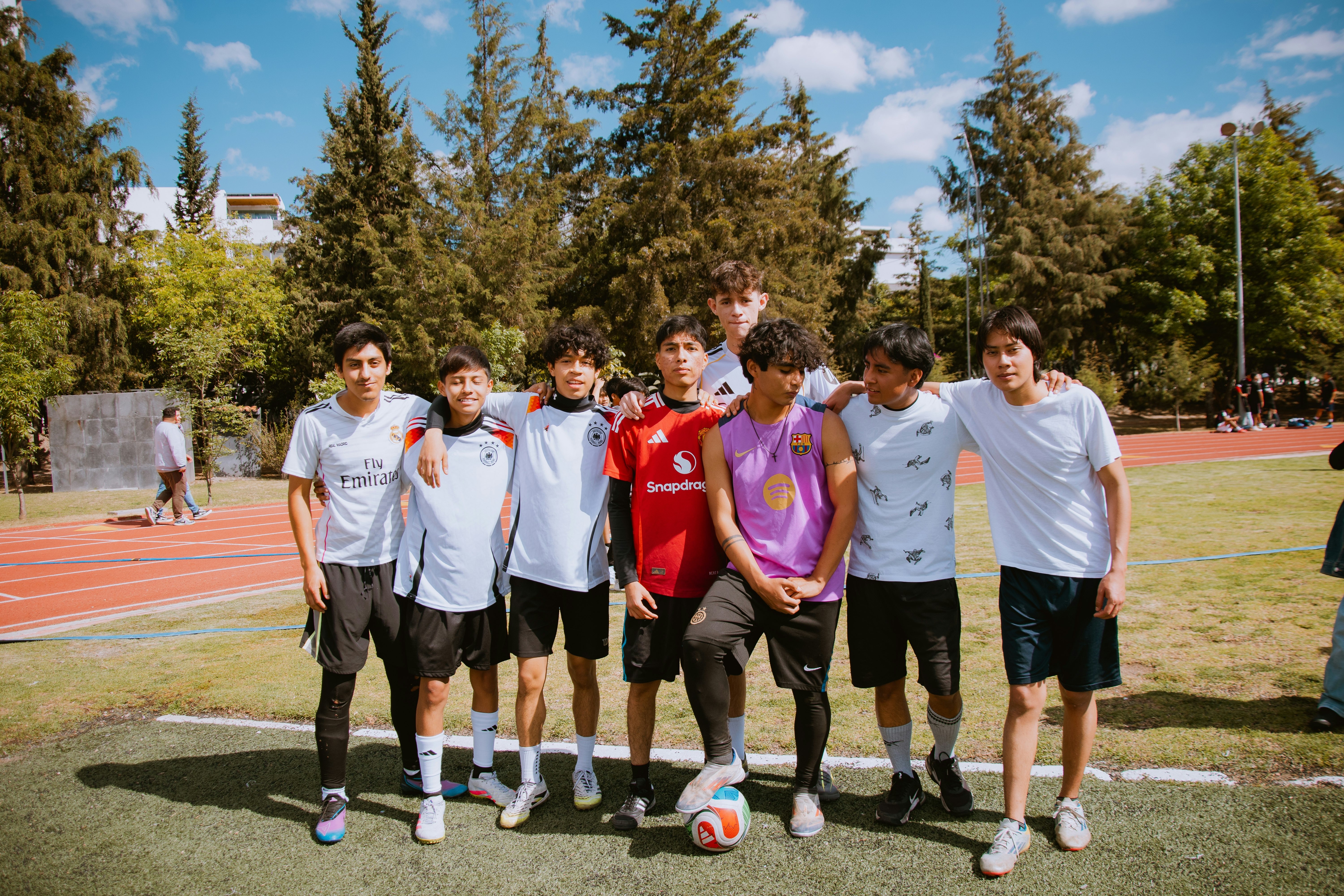 冬季草原上的射箭比赛 神射手一箭直击靶心 又美又飒